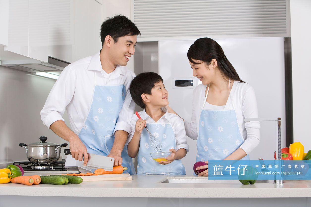 一家三口在厨房做饭