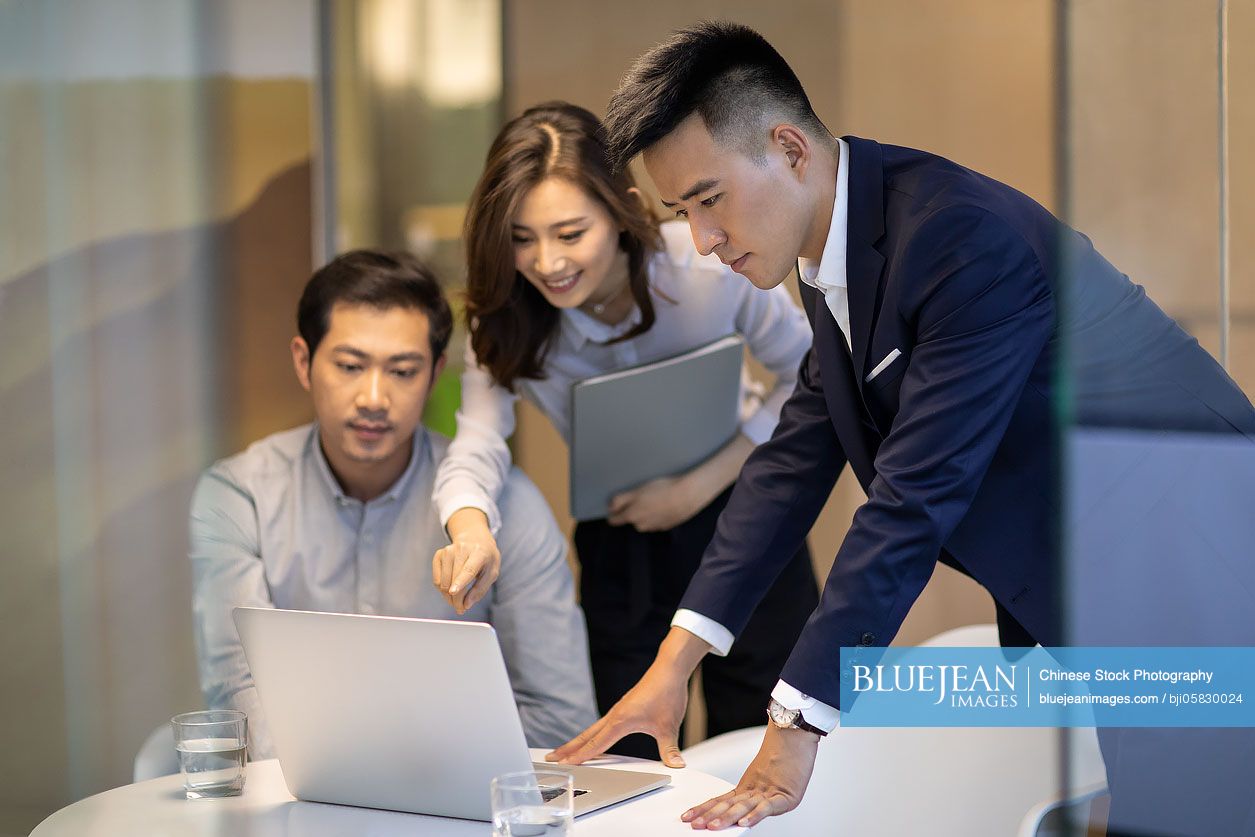 Confident Chinese Business People Talking In Office-High-res Stock ...