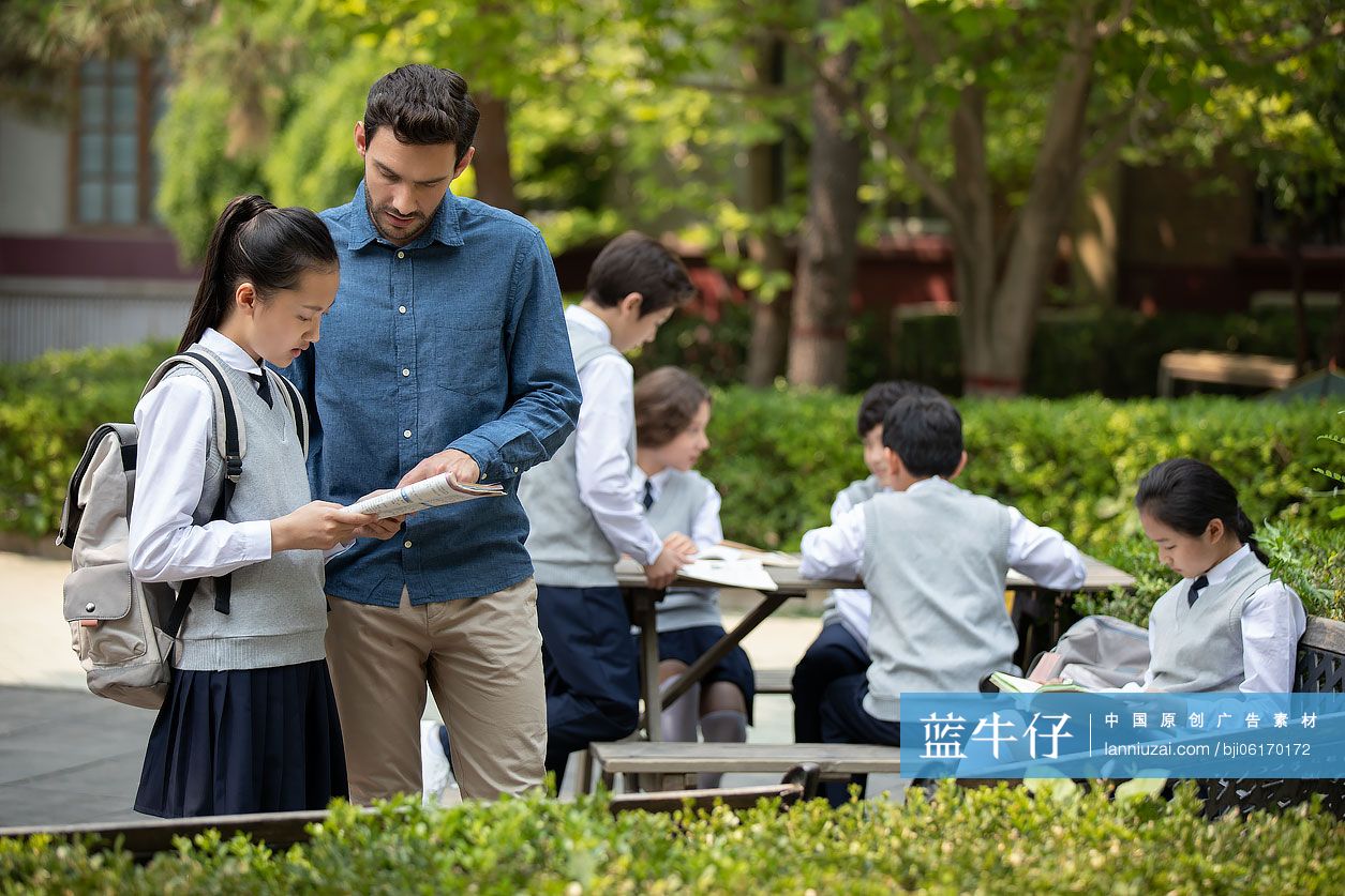 老师和学生在校园里