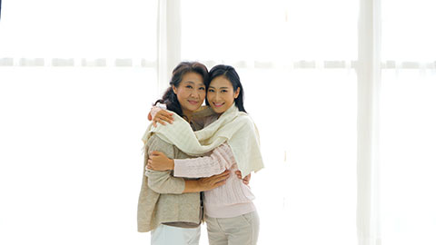 Chinese Mother and daughter embracing in living room,4K