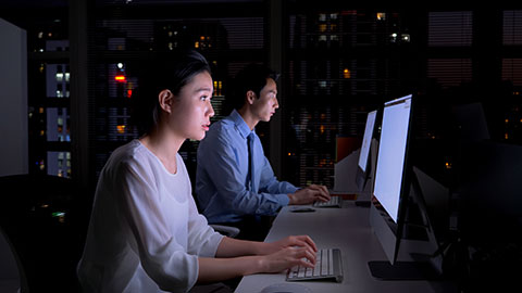 Young Chinese business people working late in office,4K