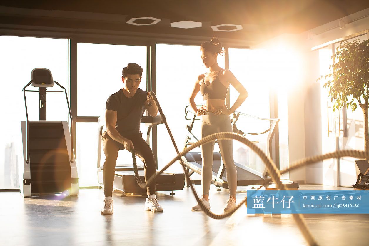 年轻女士上私教课