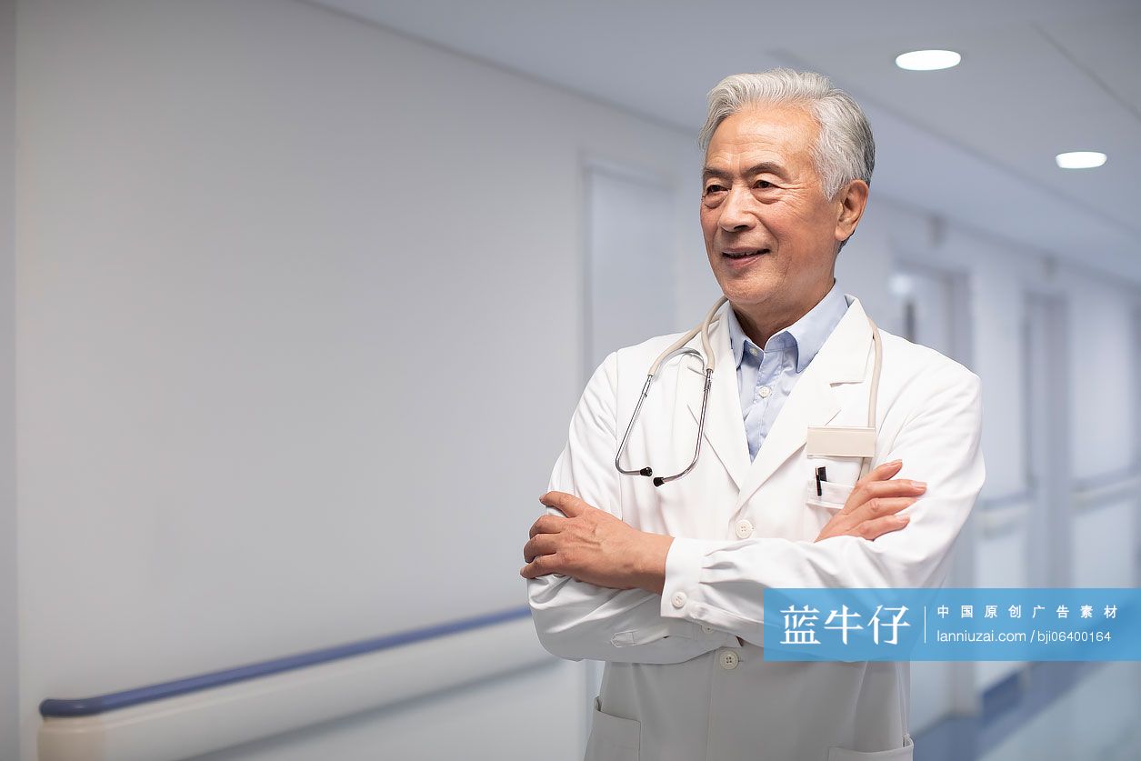 资深的老年医生