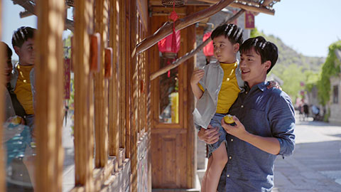 Happy Chinese father and son enjoying vacation,4K