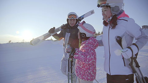年轻家庭在滑雪场玩