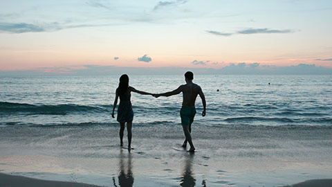快乐的年轻情侣海边约会