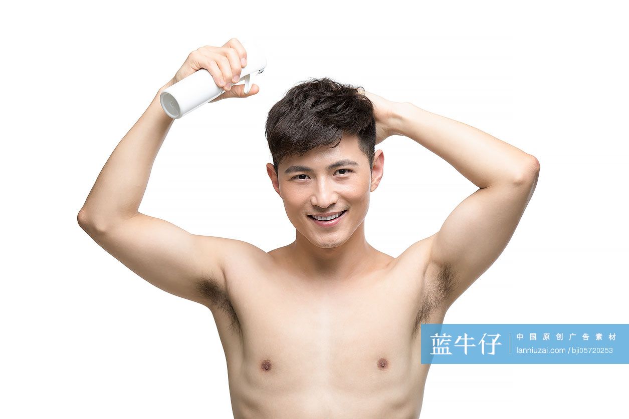 年轻男士打理发型