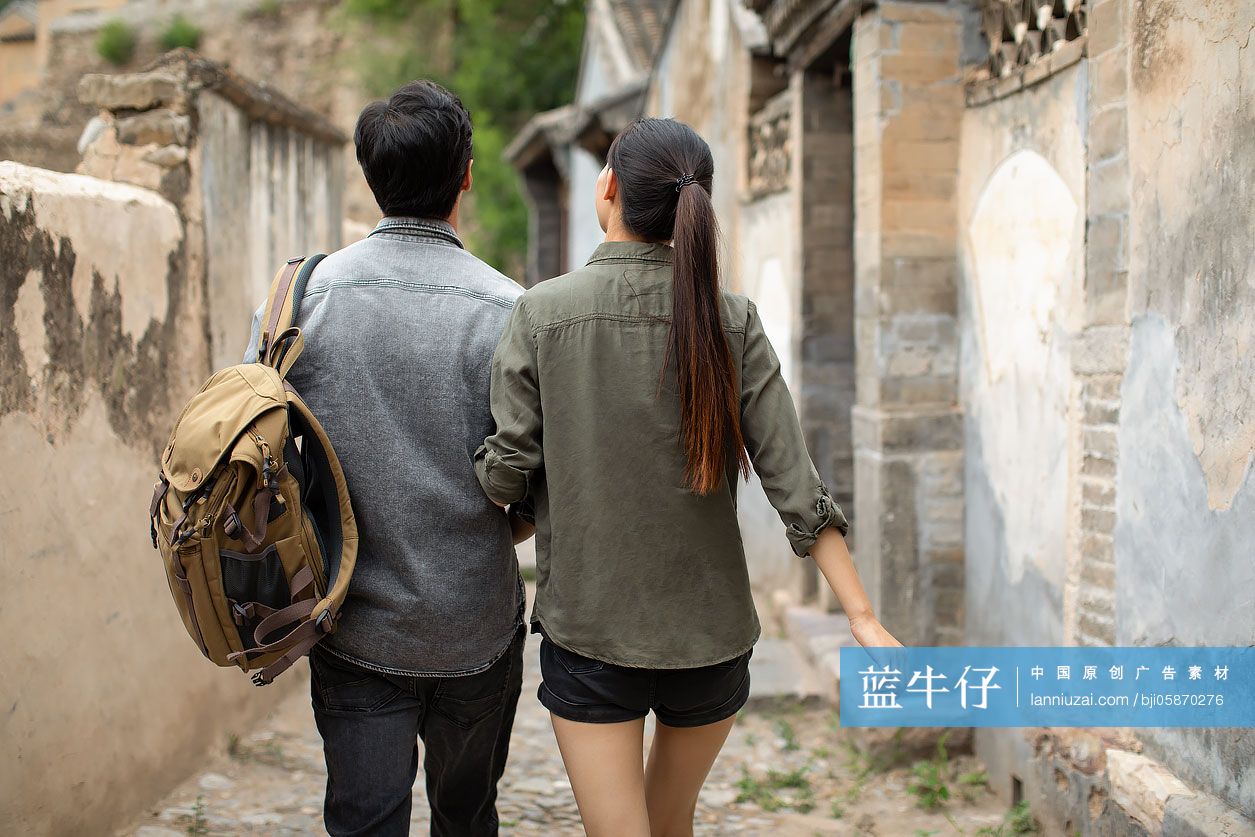 年轻情侣户外徒步旅行