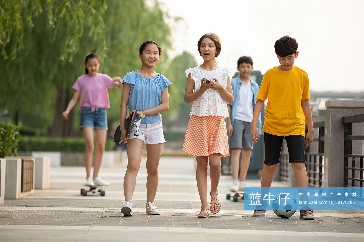 青少年在公园玩耍