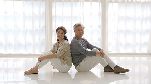 Senior Chinese couple sitting on floor,4K