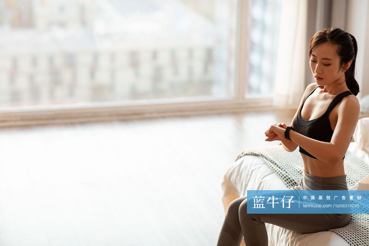 年轻女士查看智能手环
