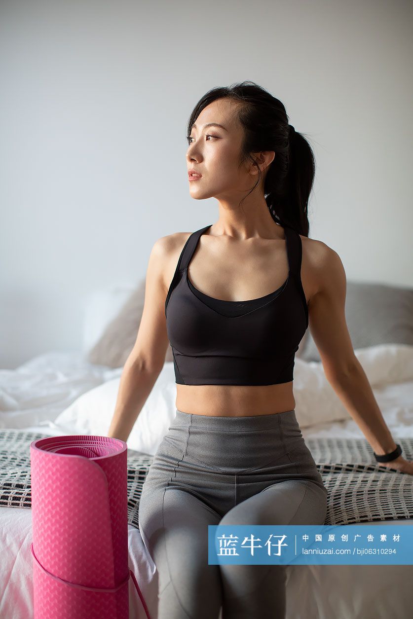 年轻女士晨练