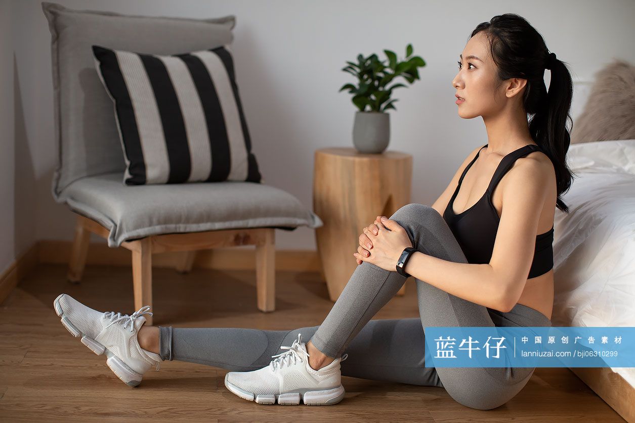年轻女士晨练