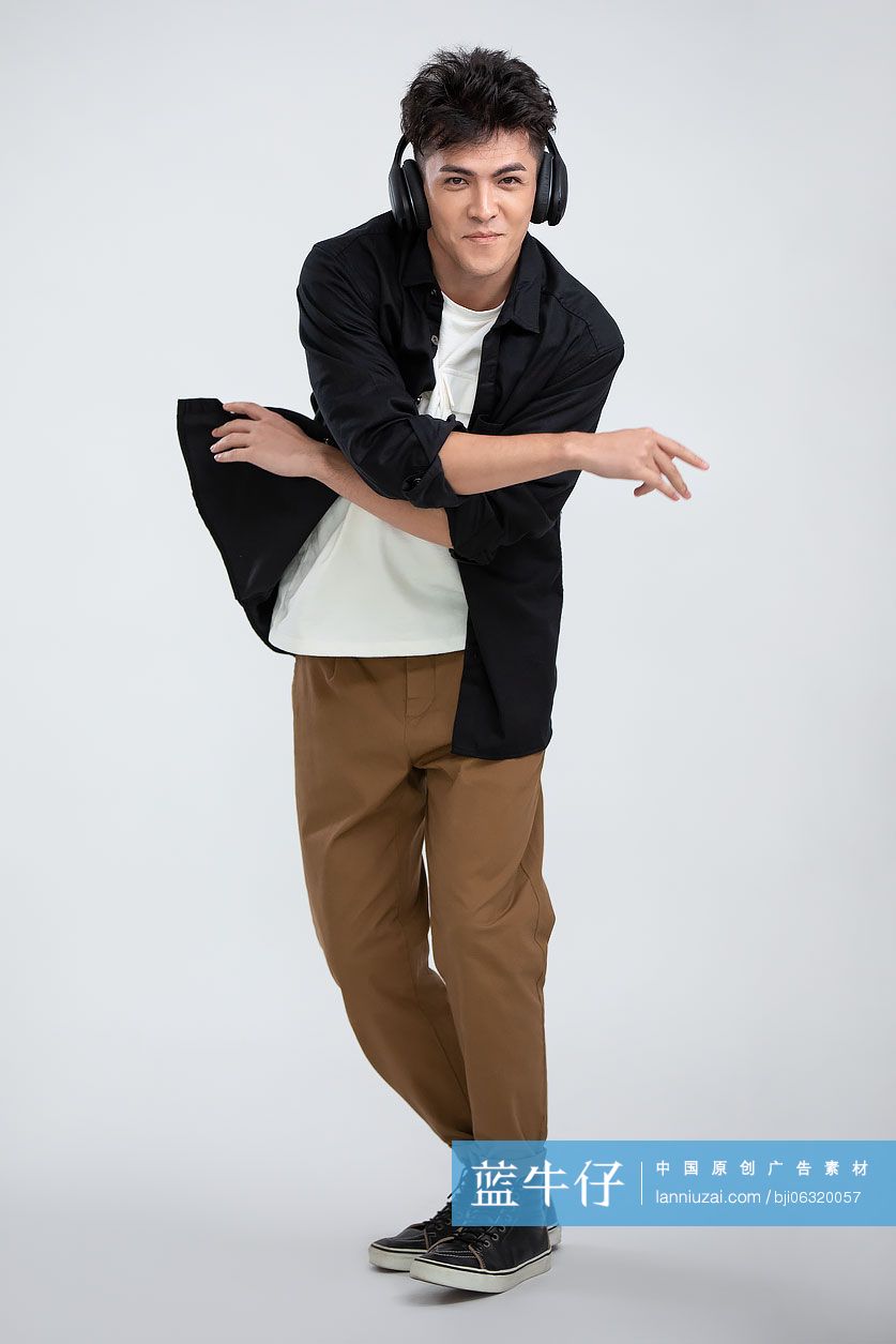 年轻男士戴着耳机听音乐
