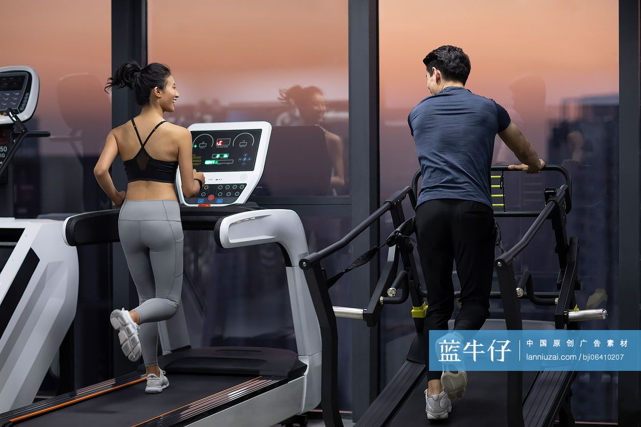 年轻人在健身房健身-蓝牛仔影像-中国原创广告影像素材