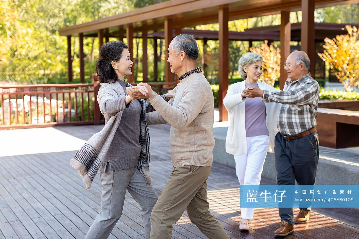 幸福的老年人在公园跳舞