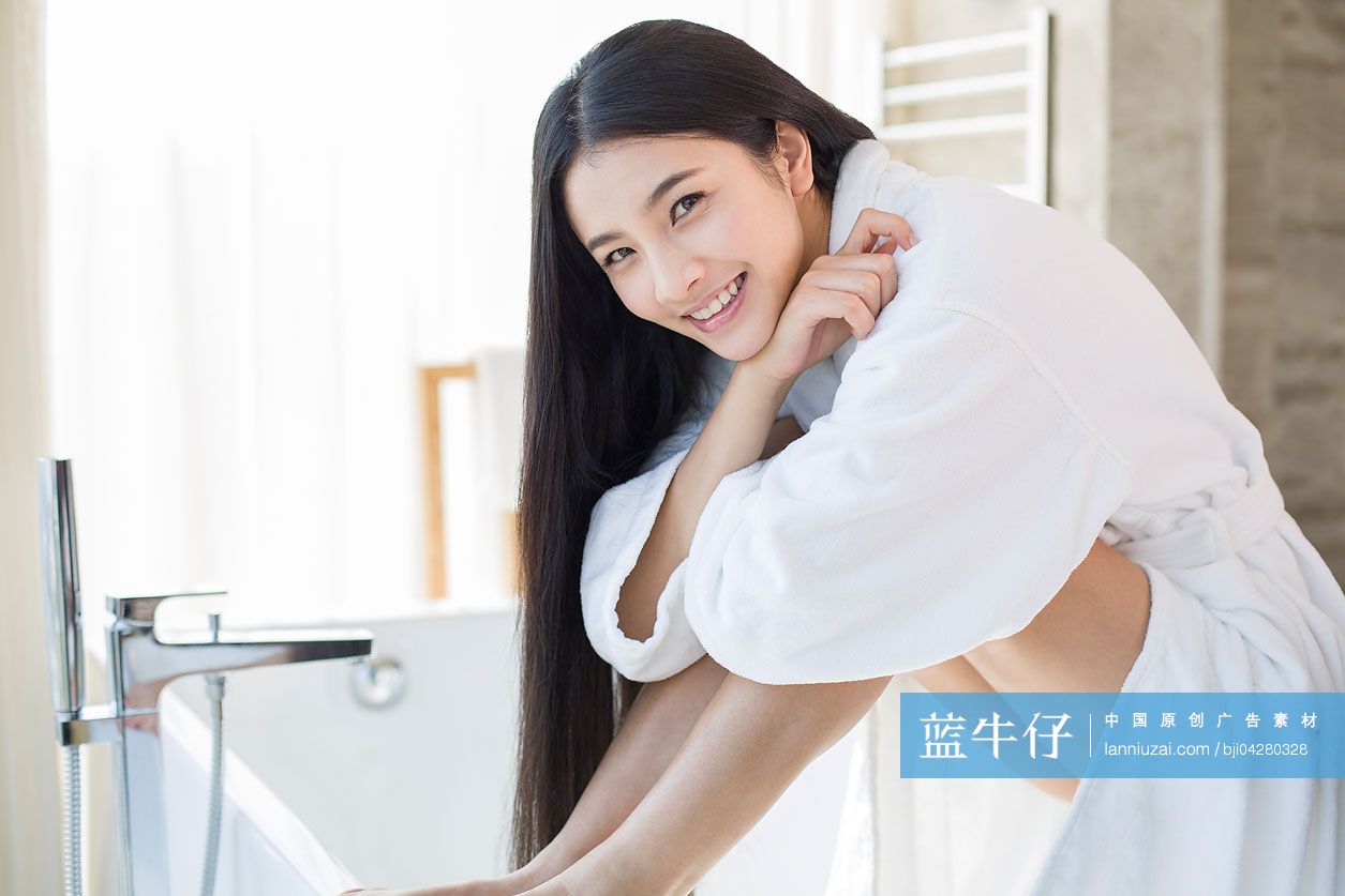 穿着浴袍的年轻女子