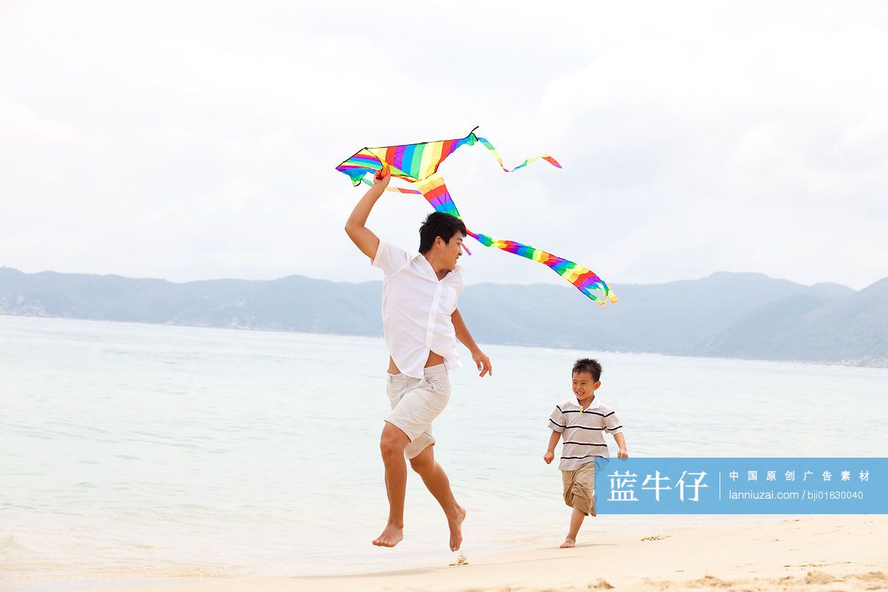 父子在海边放风筝