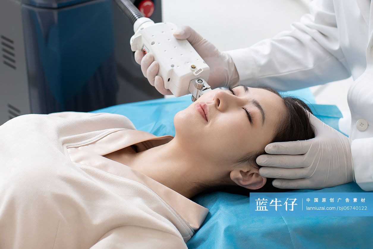 年轻女士医美护肤
