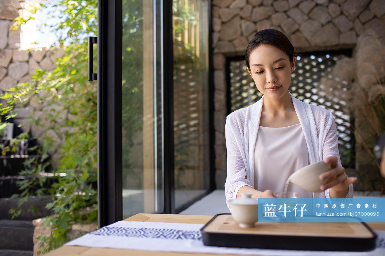 年轻女子在茶室里品茶