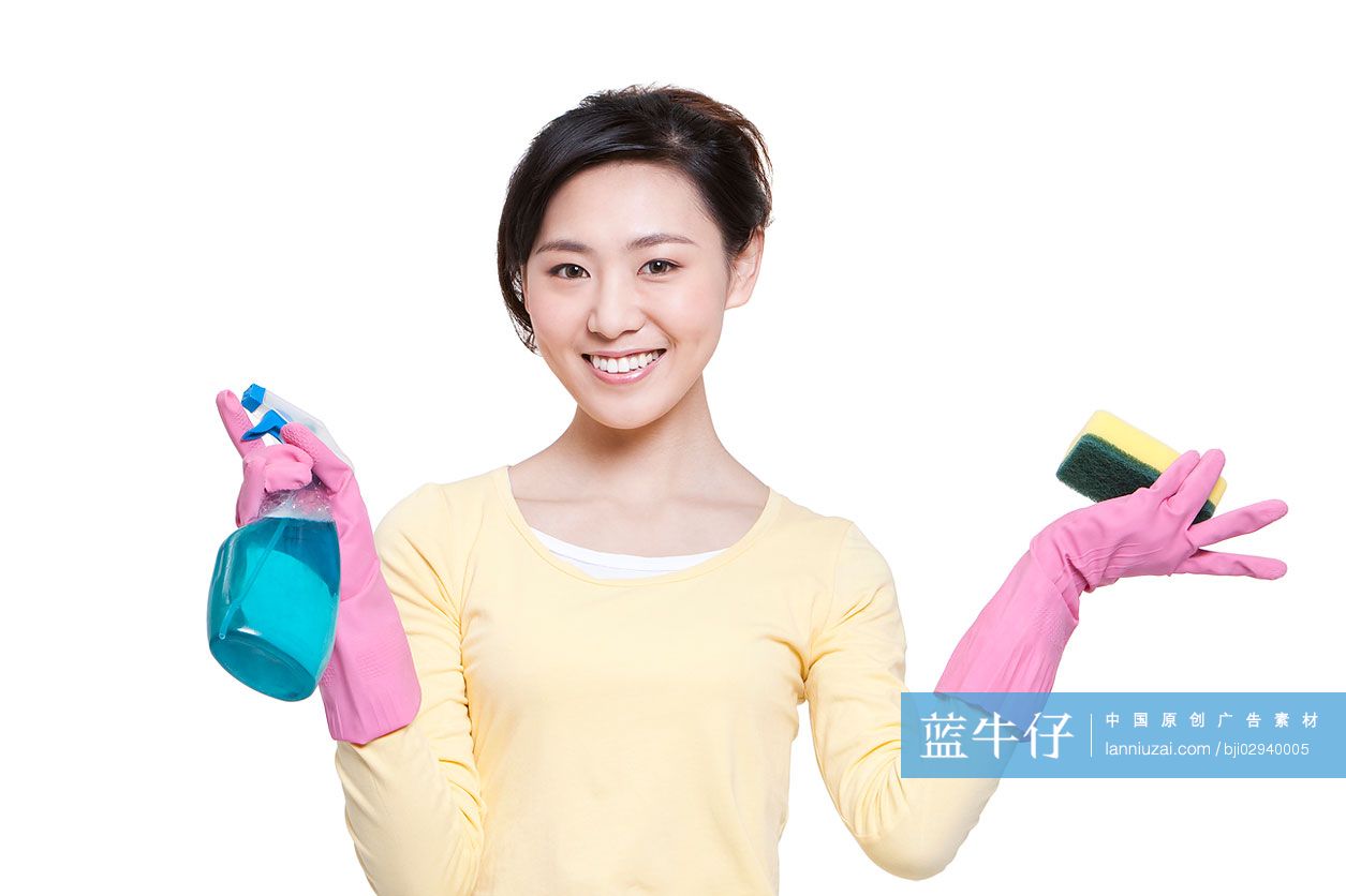 居家青年女性和洗涤剂