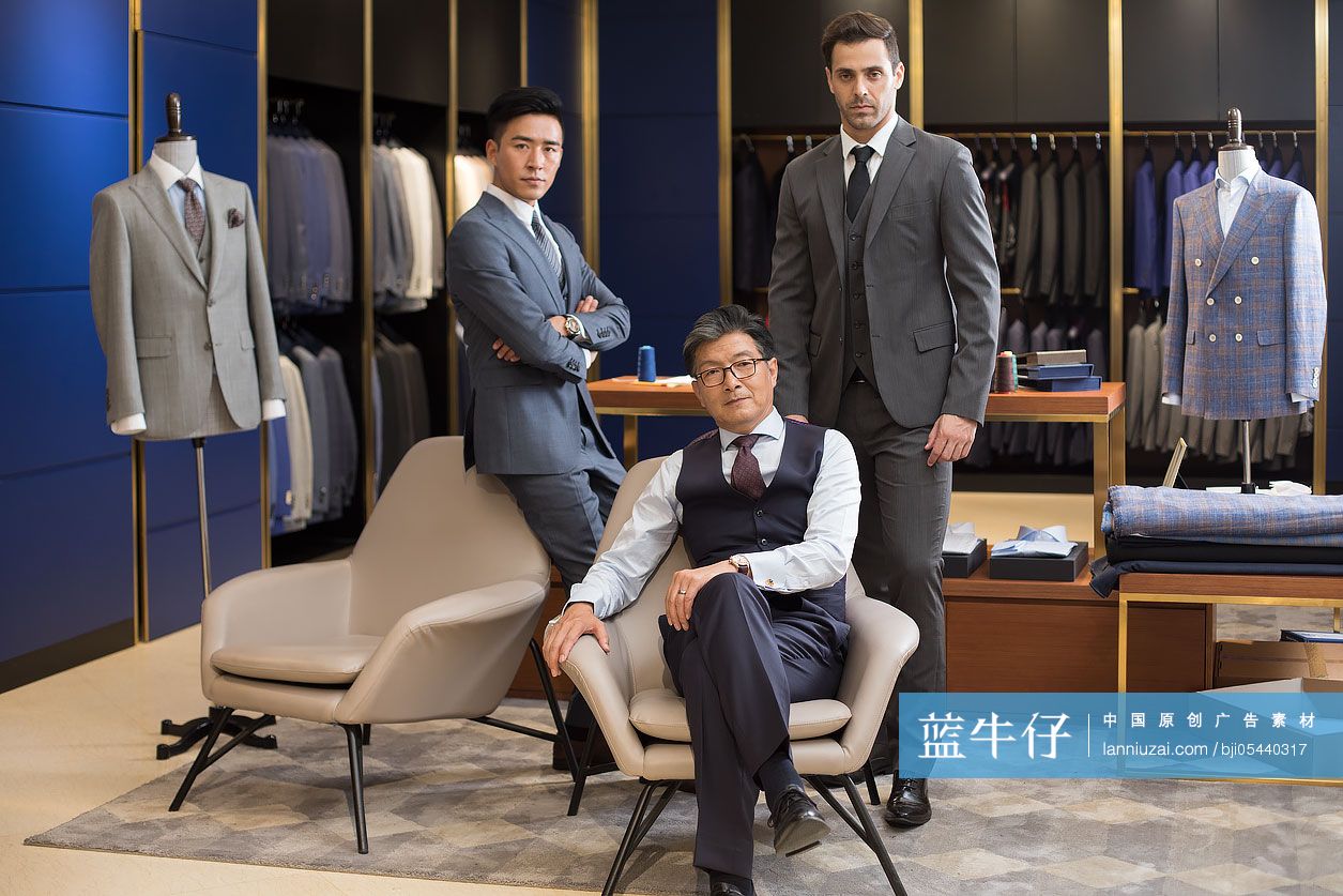 自信的服装设计师和商务男士