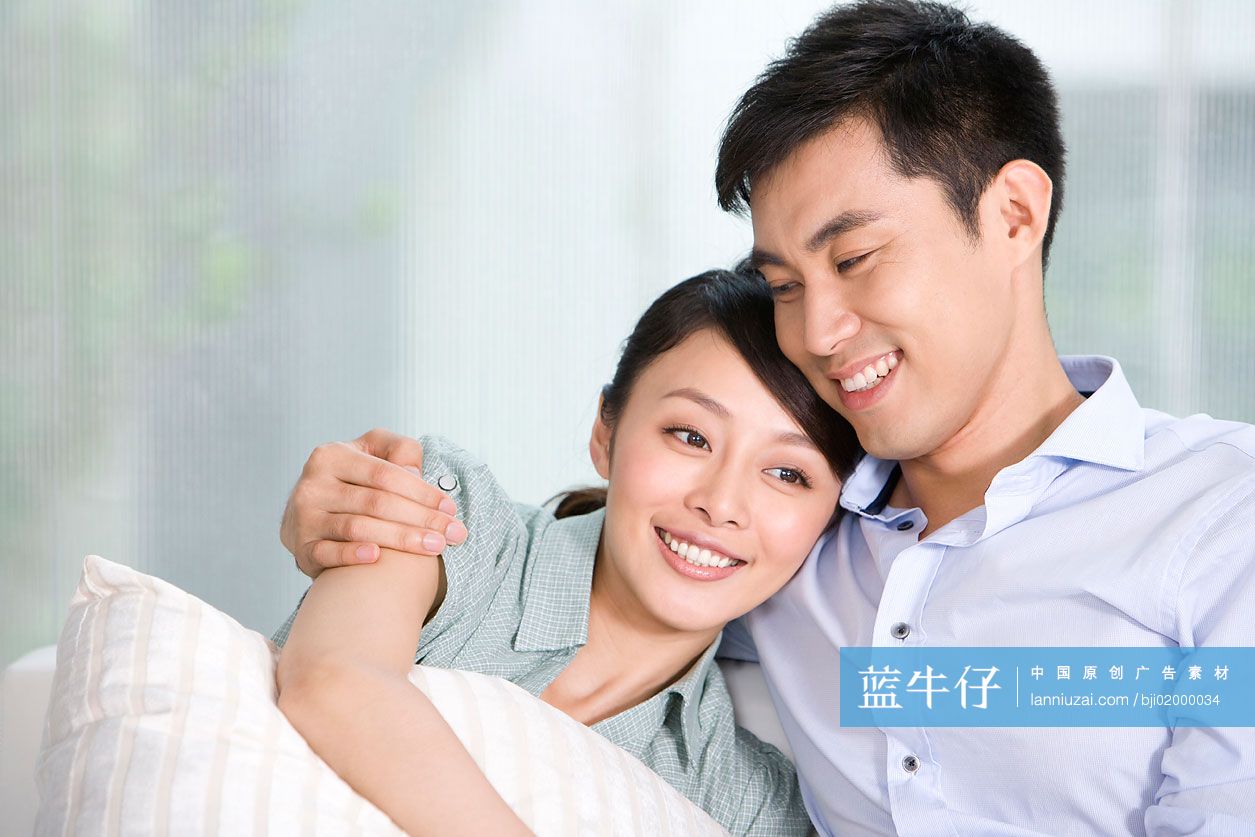 青年夫妇依偎在一起
