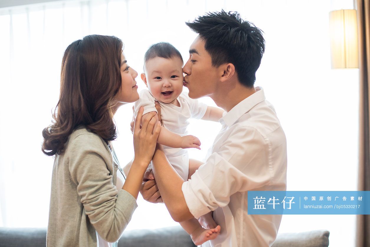 幸福的年轻家庭