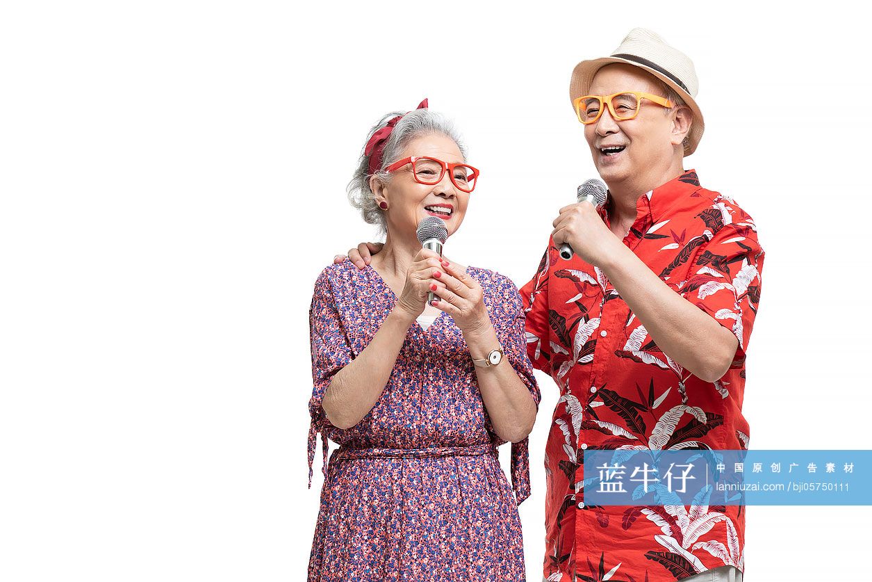 快乐的老年夫妇拿着话筒唱歌-蓝牛仔影像-中国原创广告影像素材