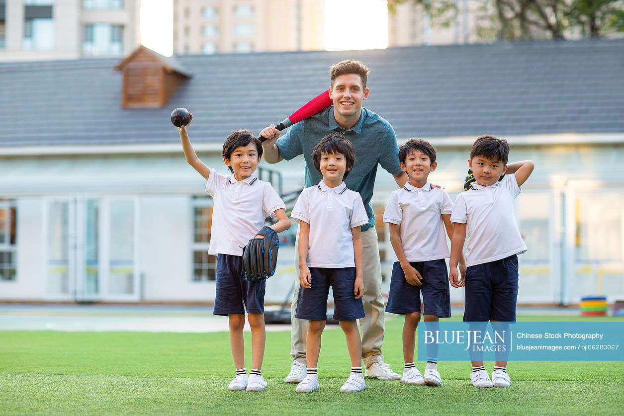 Foreign teacher teaching children basketball