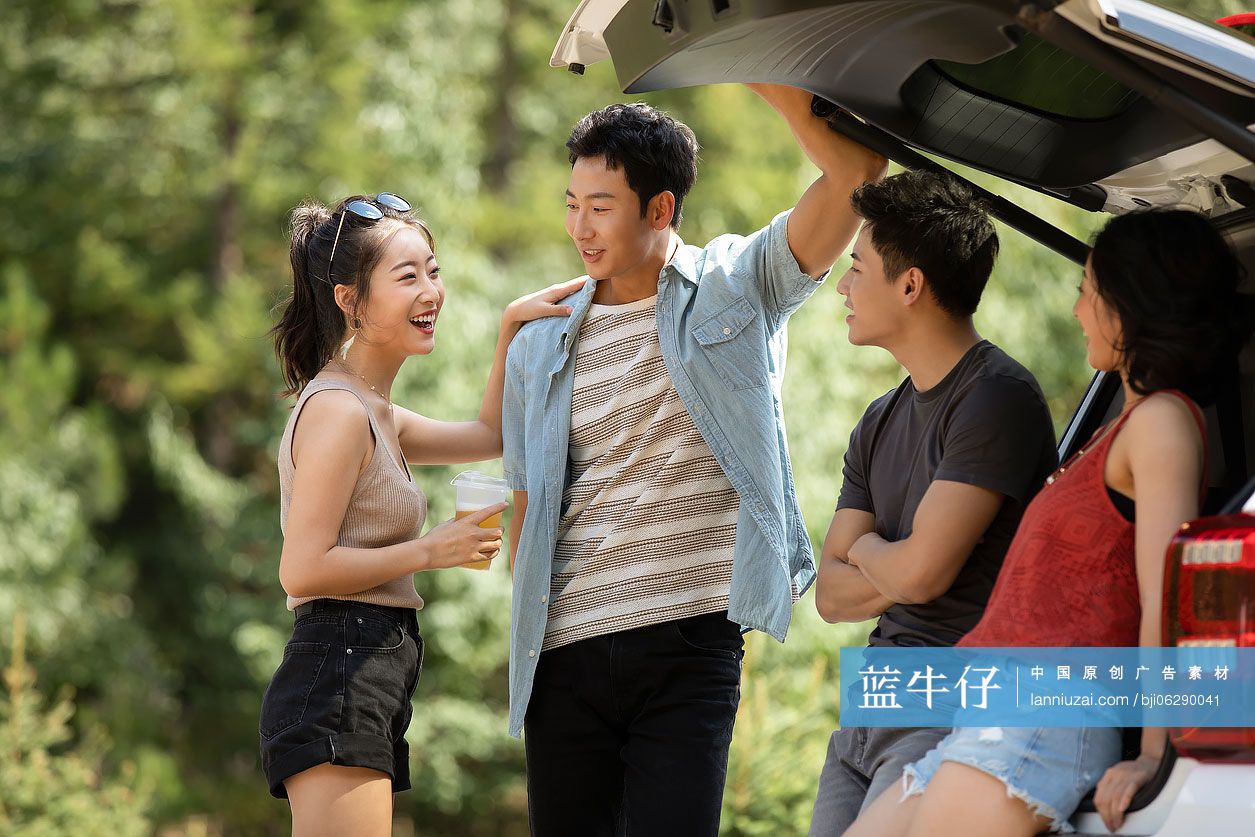 快乐的年轻朋友户外自驾游