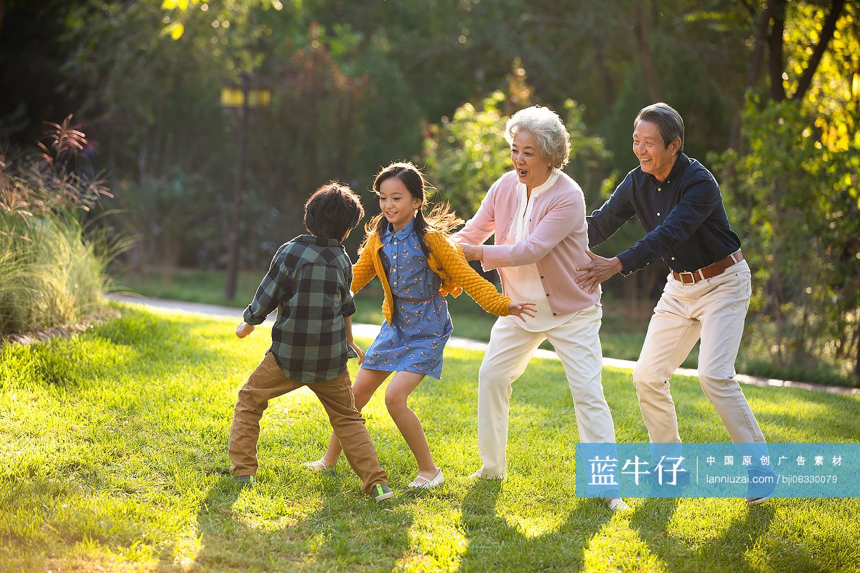 快乐家庭在公园玩耍
