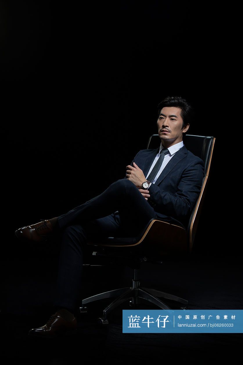 成功的商务男士沉思