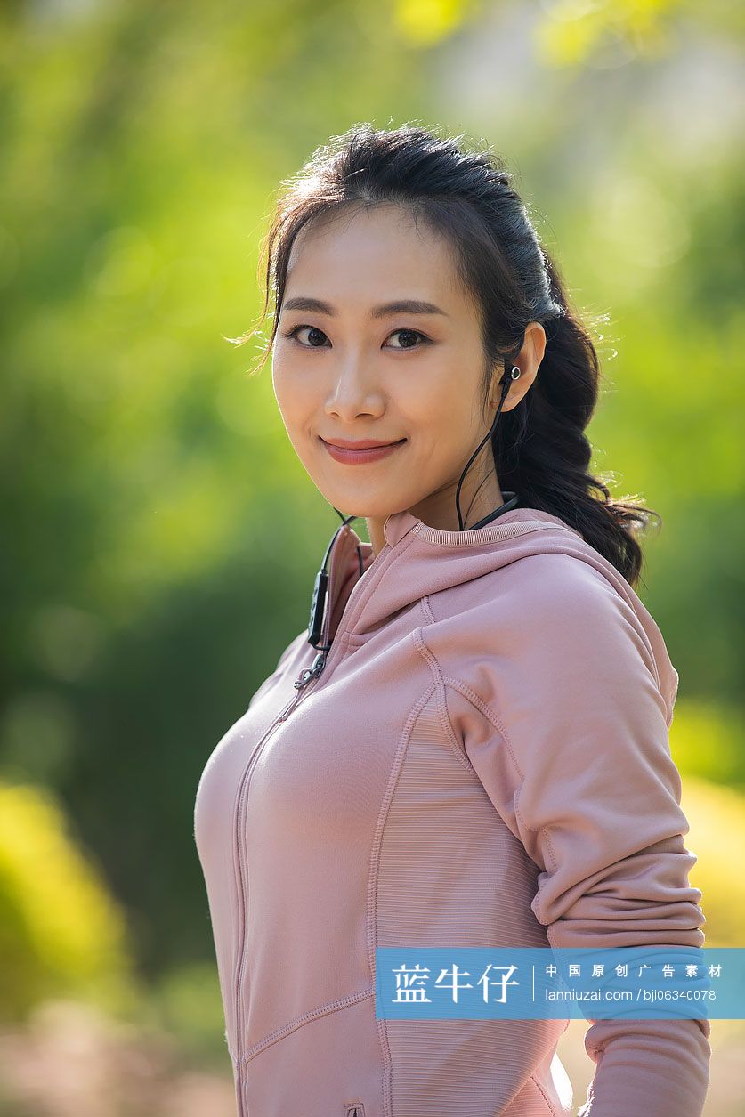 年轻女士戴着耳机听音乐