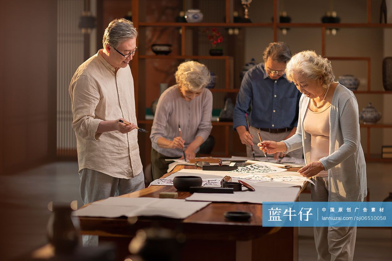 老人们聚在一起练习书法