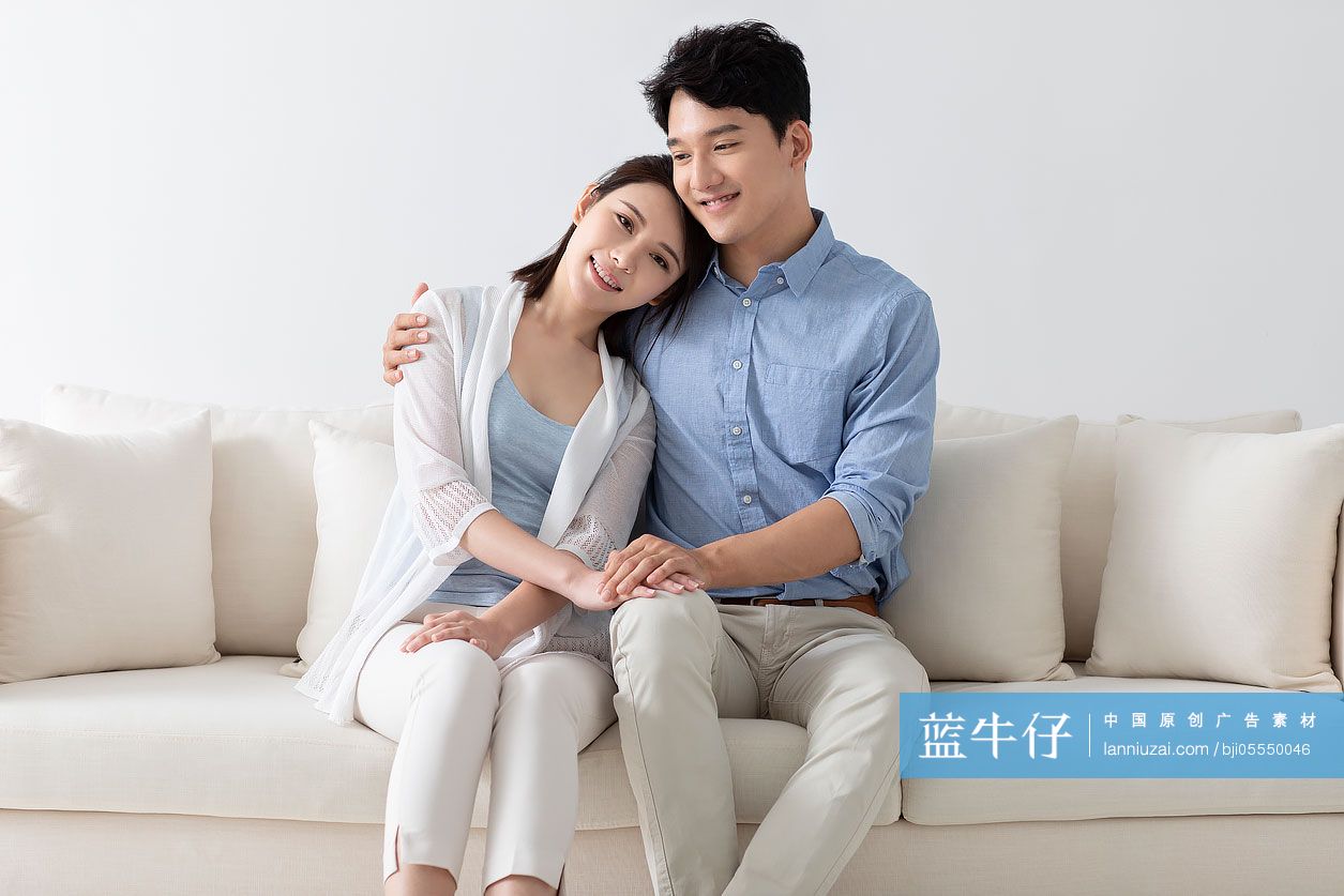 开心的年轻情侣坐在沙发上
