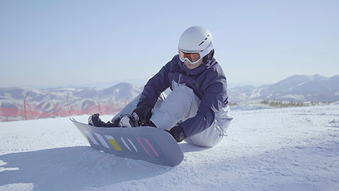 Young Chinese man with snowboard on the snow,4K