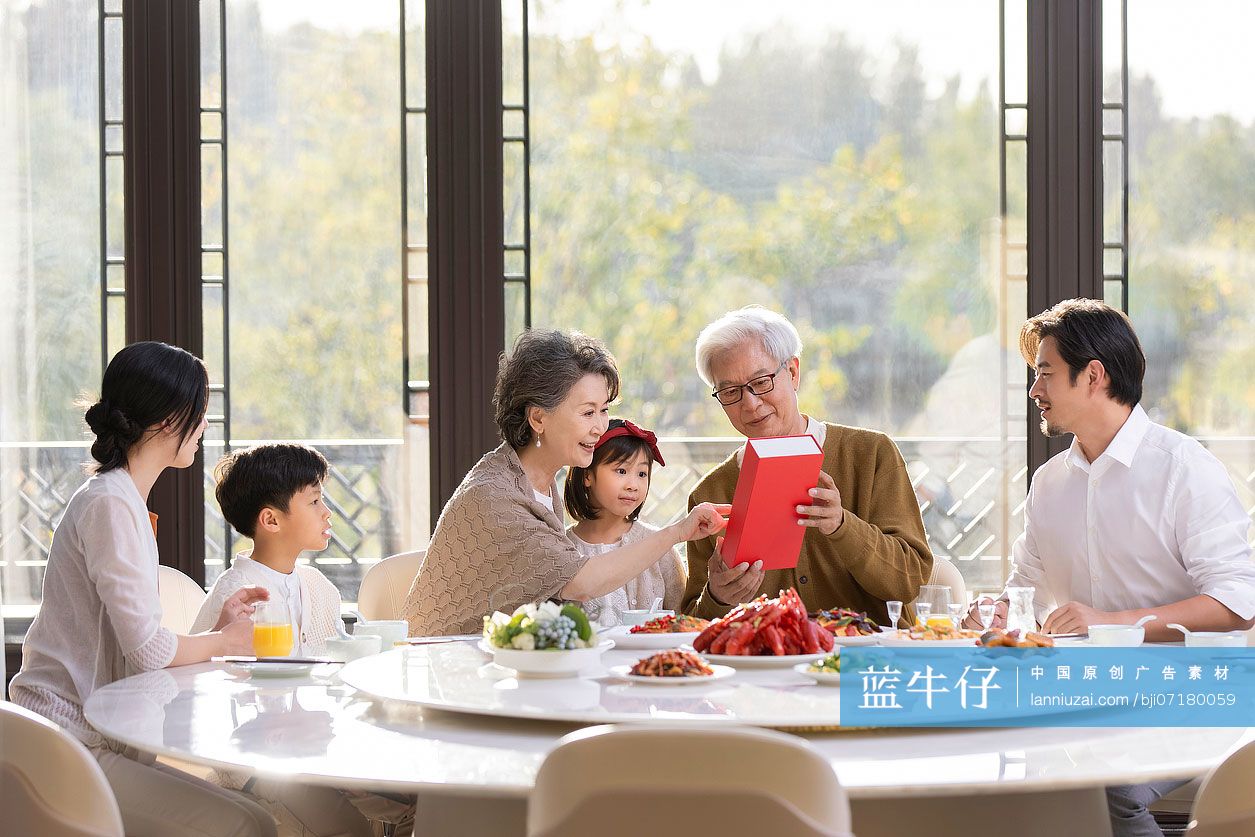 快乐家庭吃年夜饭