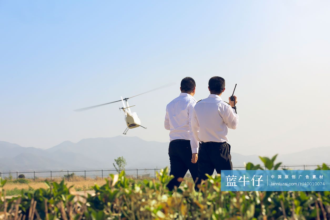 航空地面控制中心工作人员拿着对讲机