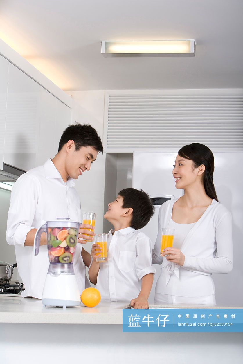 一家三口在厨房喝鲜榨果汁