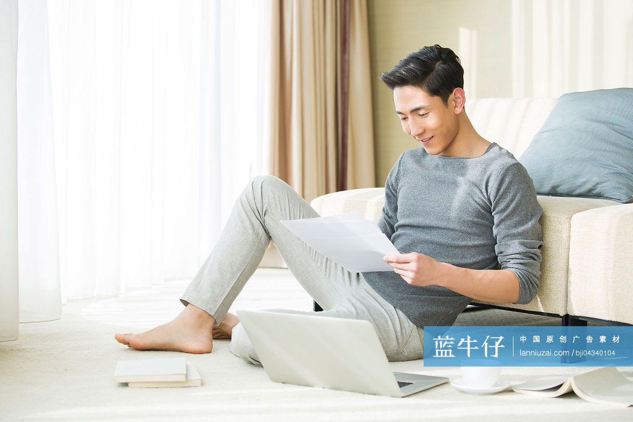 年轻男子在家工作