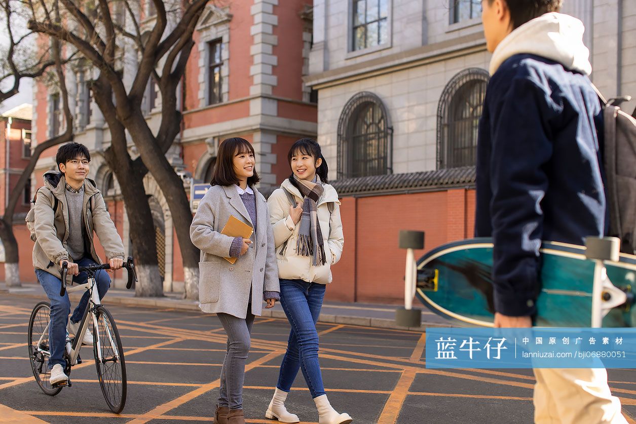 校园里的大学生