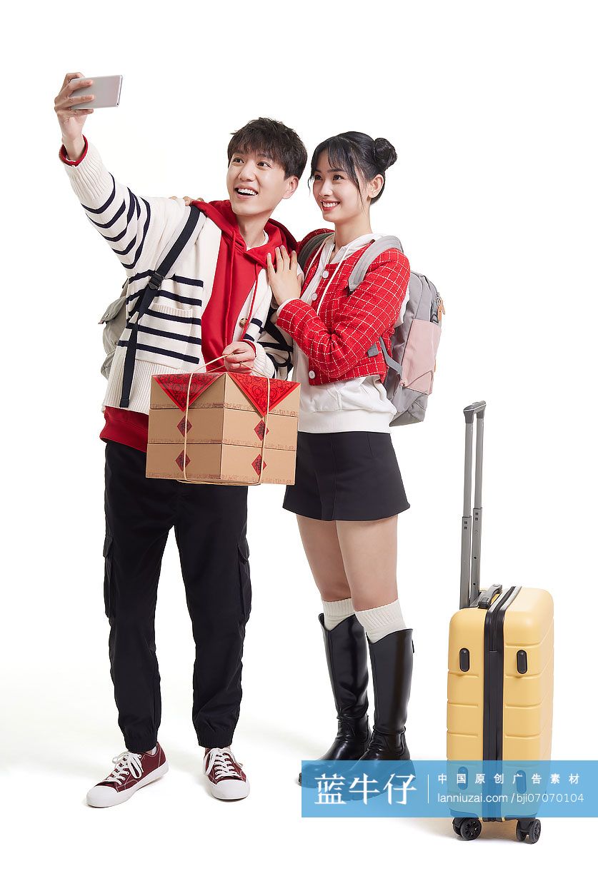 快乐的年轻情侣回老家过年