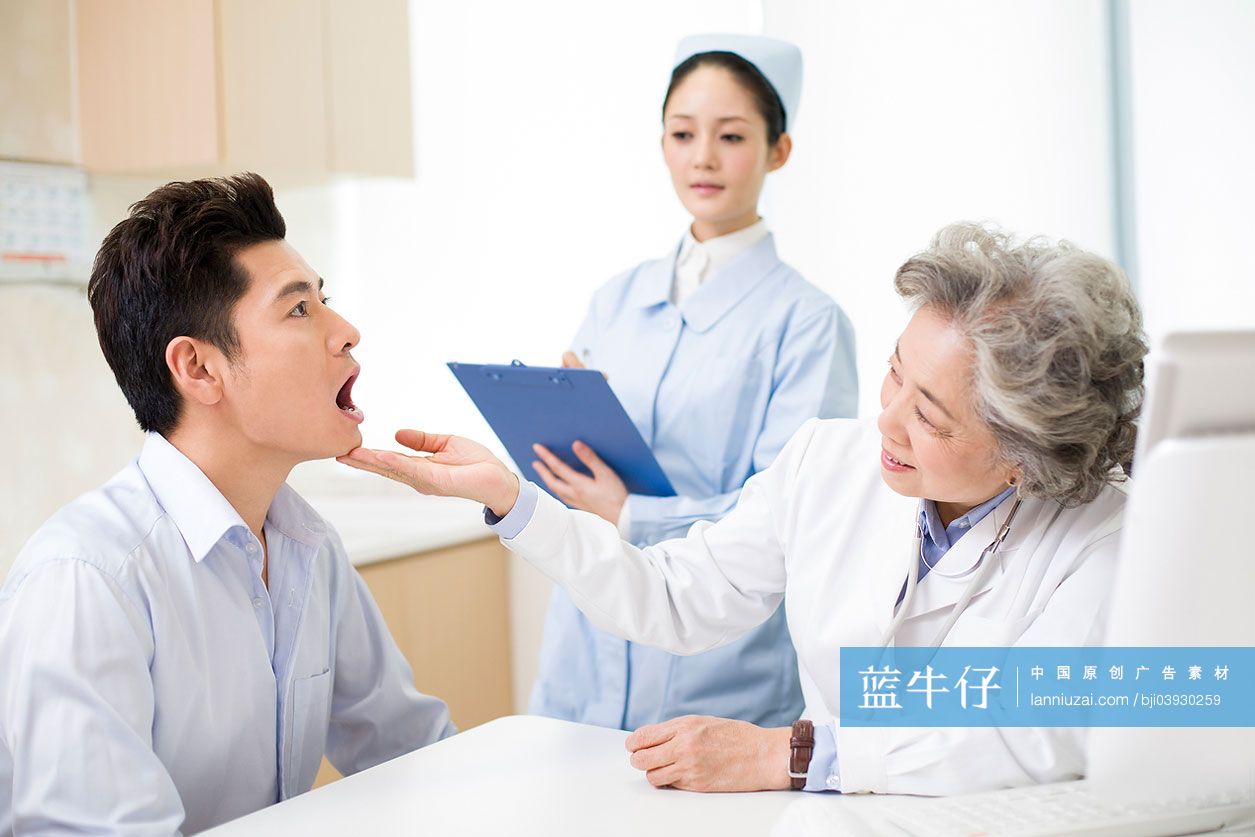 老医生给病患检查口腔