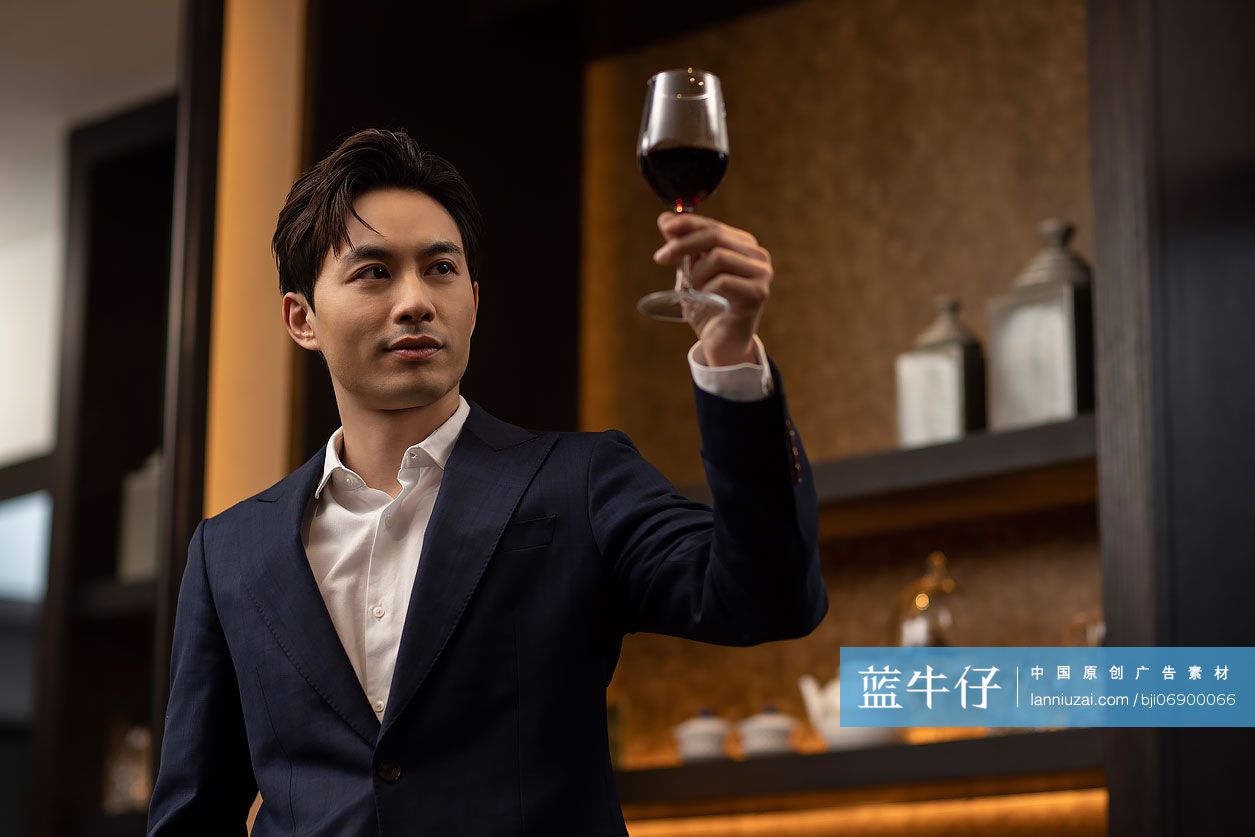 优雅的成功男士喝红酒