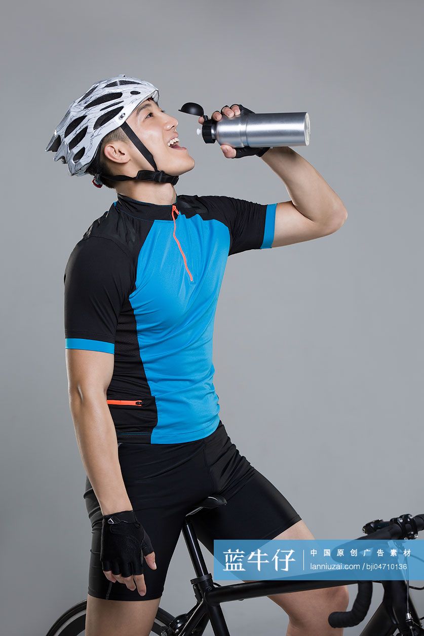 自行车运动员喝水