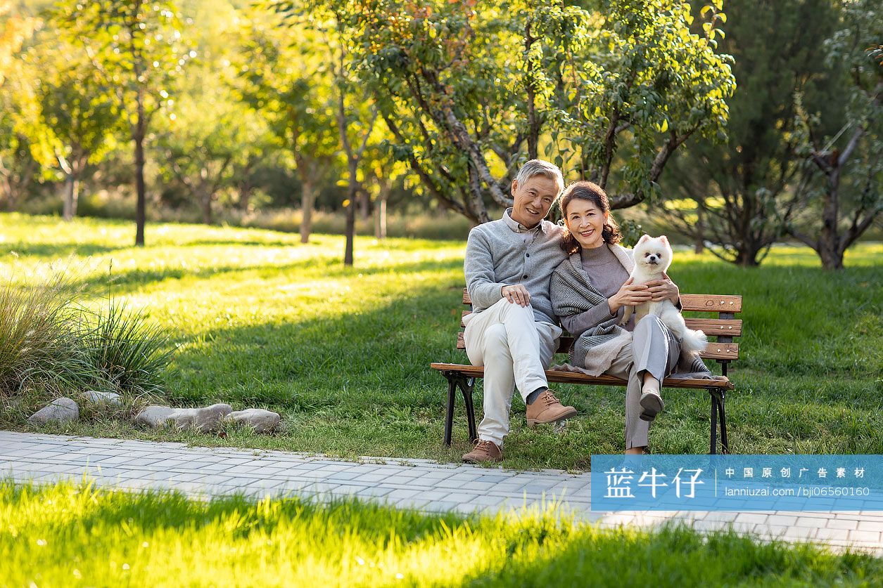 开心的老年夫妇在公园跑步健身-蓝牛仔影像-中国原创广告影像素材