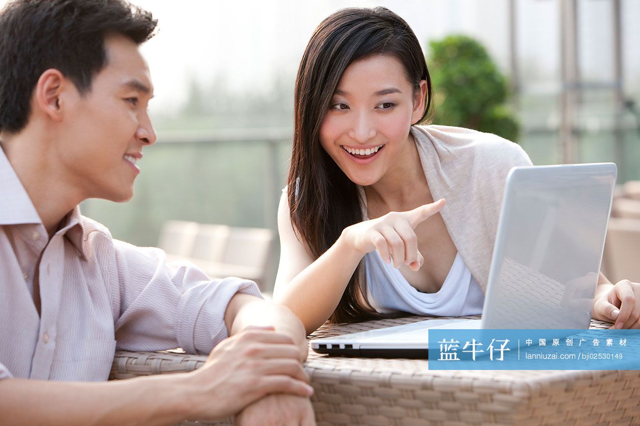青年男女用笔记本电脑-蓝牛仔影像-中国原创广告影像素材