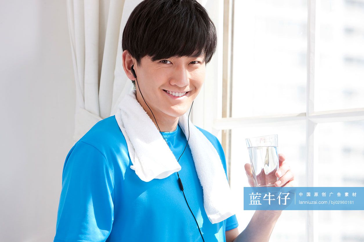 拿着水杯的年轻男性