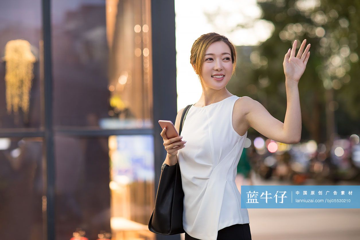 开心的年轻女子挥手告别